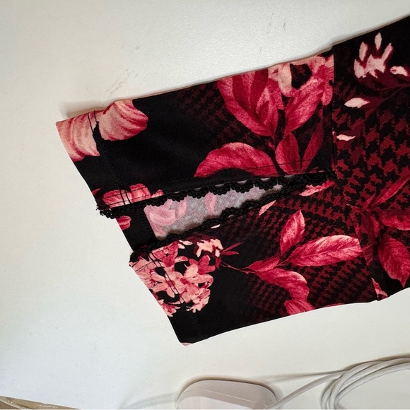 Susan Graver Medium Floral Liquid Knot Top Slit Detail Sleeve - Picture 2 of 6